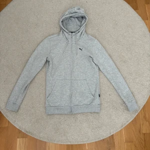 Grå hoodie från Puma - Grå kofta från puma! Normal i storleken och använd få gånger. 