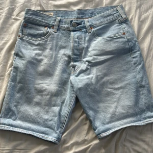 Levi's 501 - Säljer ett par klassiska ljusblå jeansshorts från Levi's, modell 501. Perfekta nu till sommaren. Shortsen är använda under en sommar så de fortfarande i gott skick. Nypris 700kr, mitt pris 300kr.