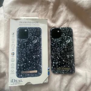 Mobilskal från ideal of Sweden iPhone 11 - Snyggt svart mobilskal från iDeal of Sweden i modellen Diamond Daze. Skalet har ett glittrigt mönster och är designat för iPhone 11 Pro/XS/X. 