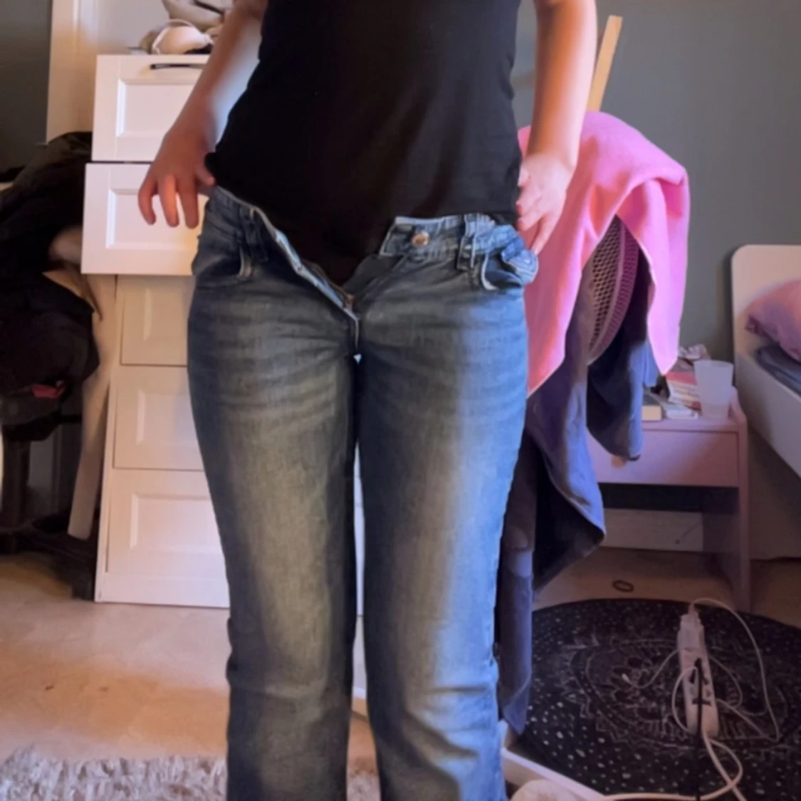 Blå jeans med broderade bakfickor - 2