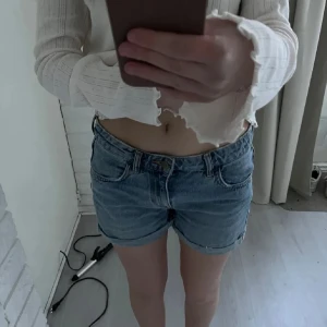 Blåa jeansshorts - Säljer ett par blå low/midwaist jeansshorts i storlek 36
