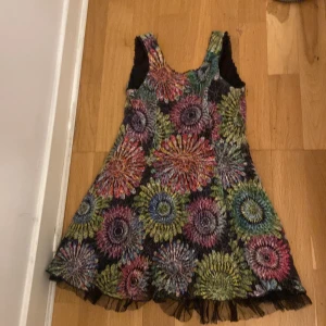 Färgglad klänning från Elisa B. - Säljer en färgglad klänning från Elisa B (kan änvabdas som tröja). med ett unikt mönster i flera färger. Klänningen är ärmlös och har en lätt utsvängd kjol med volangdetaljer i nederkant. Perfekt för dig som vill sticka ut!