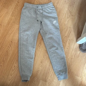 Nike gråa mjukis byxor - Grå nike mjukisar , super sköna
