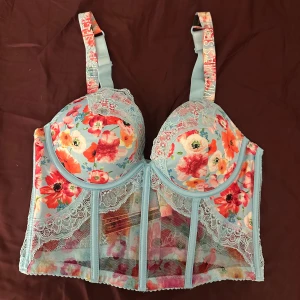 Korsett - Säljer en färgglad korsettopp från Victorias Secret. Köpt i butik utan att testa straxt innan dom gick i konkurs, hann aldrig lämna tillbaka den. Helt ny med alla lapparna kvar på :)