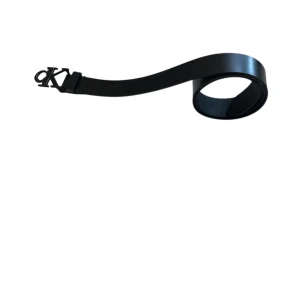 Svart bälte från Calvin Klein - Snyggt svart bälte från Calvin Klein med en stilren logotyp som spänne. Perfekt för att ge en elegant touch till din outfit. Bältet är tillverkat i ett slätt material och har en modern design.