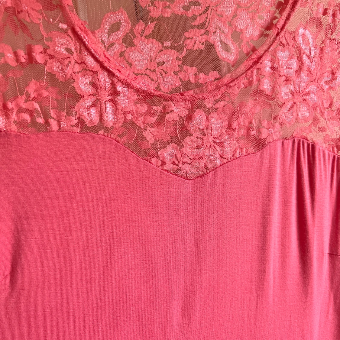 Rosa klänning med spetsdetaljer från JSFN - 2