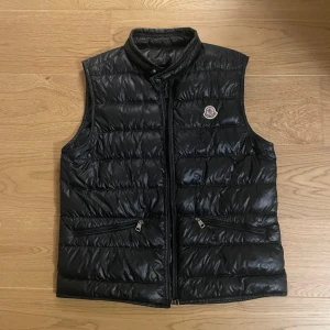 Moncler Väst - INTRESSEKOLL Moncler väst i storlek 4 som motsvarar M/L. Bra skick utan några skador.