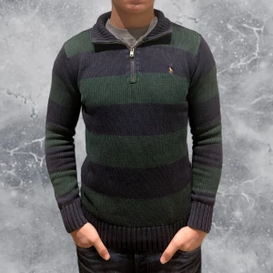Ralph Lauren Quarter Zip Tröja Grön - •Ralph Lauren Quarter-Zip Vintage Tröja 100% cotton. Riktigt snygg & unik Zip tröja som är i väldigt fint skick! Skick: 8/10, Inga skador! Storlek: L 16/18 ungdom = XS~. Modell: 173 cm, 65 kg. Authentic: ✅. Hör av dig vid frågor eller funderingar, mvh Hessler’s;) 