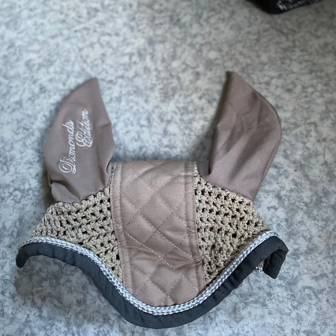 Beige ridhuva Diamonds Edition från HKM 💗