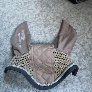 Beige ridhuva Diamonds Edition från HKM 💗 - Snygg beige ridhuva från HKM Diamonds Edition med broderad text på ena örat. jätte bra skick endast provad på💗 storlek ponny, sälger den för den är förstor för min ponny. Är ni intresserade hör av er ( pris kan duskuteras ) köparen får stå för frakten 💗