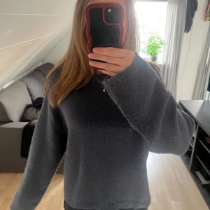 Mörkblå stickad tröja - Mysig mörkgrå fleece tröja med oversized passform och långa ärmar. Perfekt för kyliga dagar och enkel att matcha med olika outfits.
