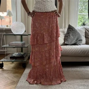 Lång kjol - Supersnygg lång kjol som är sparsamt använd, tyvärr lite för liten för mig🩷