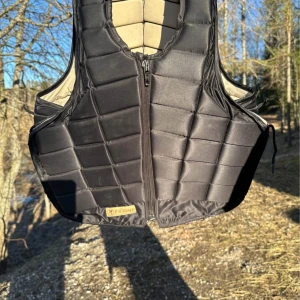 Racesafe väst - Racesafe väst i storlek xs adult. Använt skick men inga skador.