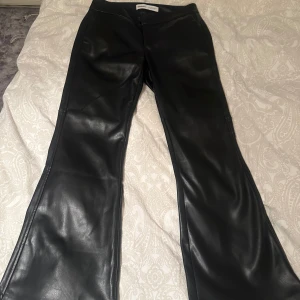 Svarta skinnbyxor från Bershka - Snygga svarta skinnbyxor från Bershka med bootcut-modell. Byxorna har lågmidja. Nyköpta men har inte kommit till användning därför säljer jag dom. Det är storlek m men skulle säga att dem passar s/m