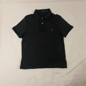 Polo Ralph Lauren Pikétröja - Ralph Lauren Polo🔥                                                             Skick:10/10 aldrig använd                                                                            Storlek:S                                                                                   Färg:Mörkgrå                                                                           DM vid minsta intresse👊