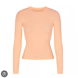 Skims fits everybody - Säljer denna Skims tröja i färgen Faded Nectar, aldrig använd pga fel storlek på mig. Slutsåld på hemsidan 🩷strl L 