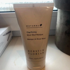Clarifying Moor Mud Masque från Kerstin Florian - En naturlig ansiktsmask med moor mud som rengör på djupet, mjukgör och revitaliserar huden. Innehåller mineraler och spårämnen. Tuben rymmer 133 ml och är perfekt för en fräsch och återfuktad känsla. Testad en gång