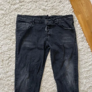 Svarta dsq2 jeans helt nya  - Säljer ett par svarta jeansbyxor från Dsquared2. Byxorna är helt nya har inte ens tatt på mig den, inga rivmärken inga skador Den är helt ny. Den är köpt för 1200 men ni kan Få den för 800😀