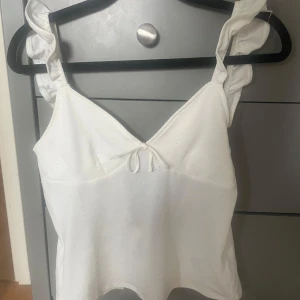 Vitt linne - Jätte söt vitt linne som är jättefin i ryggen! Knappt använd💕
