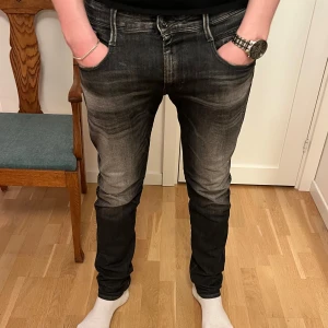 Replay jeans - Sjukt snygga jeans från replay i en väldigt eftertraktad wash som inte säljs längre. Modellen är anbass och nypriset ligger runt 2000kr. (Säljs inte längre). Storlek 34/36. Inga som helst tecken på användning. Hör gärna av dig vid frågor eller funderingar!