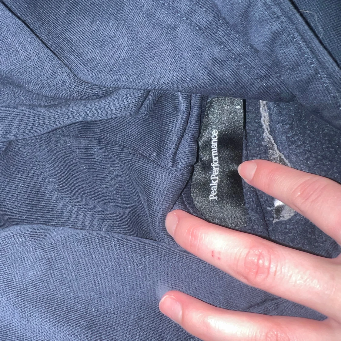 Mörkblå hoodie från Peak Performance - 1