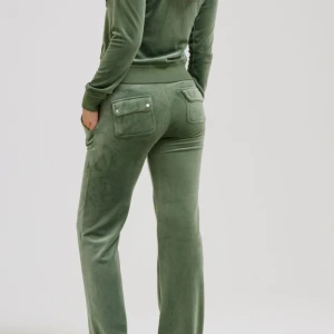 Gröna juicy byxor - Säljer gröna juicy byxor (kan även tänka mig sälja koftan) fortfarande skönt material men metall grejerna på snöret har ramlat av men annars i bra skick