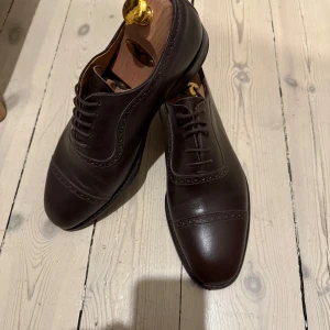 Derby skor från Myrqvist - Dark Brown Calf Derby-skor från Myrqvist. Storlek 8/ EU42