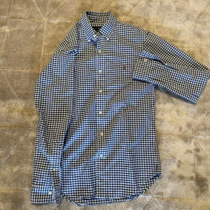 Ralph Lauren skjorta - Schysst skjorta från Ralph Lauren som är perfekt till sommarn. Fint skick, se sida bilden för att se färgen bra! För mer frågor eller funderingar kom pm!