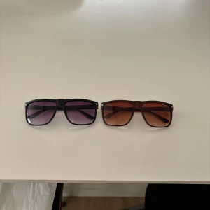 Rayban liknande solglasögon (endast svarta kvar)  - Snygga svarta solglasögon med en klassisk design och tonade linser som går från mörkt till ljust. Perfekta för soliga dagar och ger en cool look. Ramen är robust och stilren. Perfekta nu till vår och sommar!