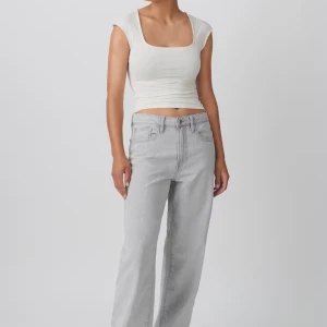 Ljusgråa raka jeans - Säljer ett par ljusgråa jeans med rak passform och hög midja. Jeansen har klassisk femficksdesign och är tillverkade i denim. Perfekta för en avslappnad och stilren look.