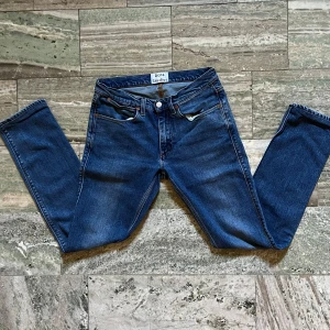 Acne Studios Jeans - Säljer nu ett par blåa Acne Jeans i storlek 30/32 men jag skulle säga att dem passar 29/32 också. Dem har en snygg tvätt och dem passar fint nu till våren. Nypris på dessa ligger på runt 3000 men jag säljer dem för 549. Dem är i nytt skick och dem är nytvättade. Kom gärna och frågor och priset kan diskuteras!⚜️