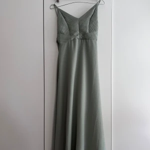 Klänning  - En oanvänd balklänning som är uppsydd på längden och i banden. Pasar dig som är kort (147-150) cm. Från Asos