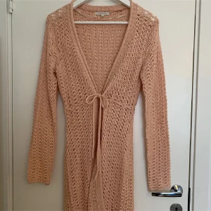 Sommar kofta - Jättefin och mjuk stickad kofta från Happy Holly i storlek 36 - 38. Snörning under bysten. Färgen är persikorosa🍑 Ser mer rosig ut i verkligheten än på bild. Mycket fint skick!👌  Nypris 540SEK!  Riktigt fin till våren, sommaren eller till stranden!🥰