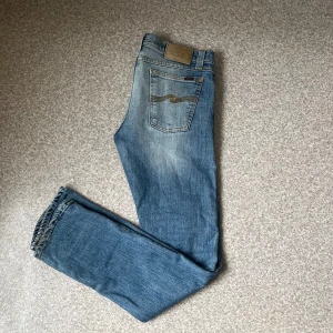 Nudie jeans - Säljer dessa skit feta nudie jeans i svin bra skick, knappt använda med en skön fade i färgen, står ingen storlek men passar dig bra mellan 170-180! 
