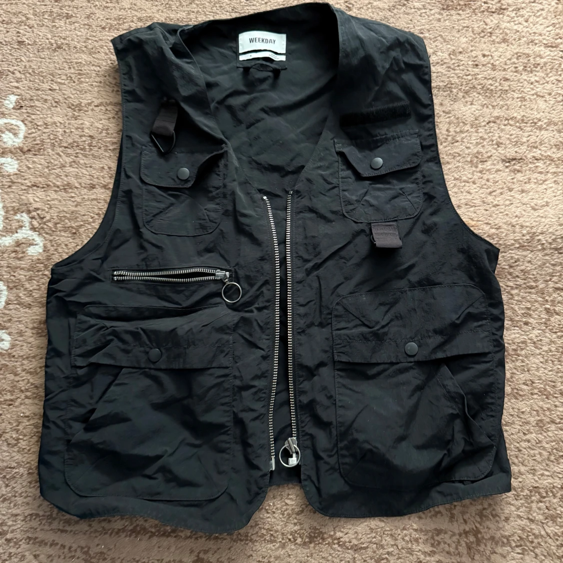 Svart utility-väst från Weekday