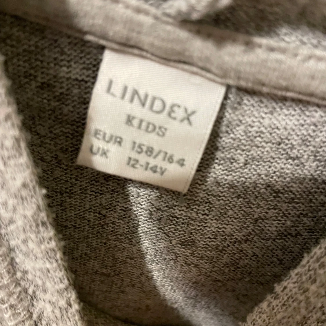 Grå hoodie med leopardmönster från Lindex - 2