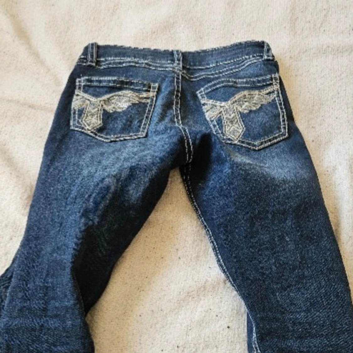 Mörkblå jeansbyxor med broderade bakfickor - 2