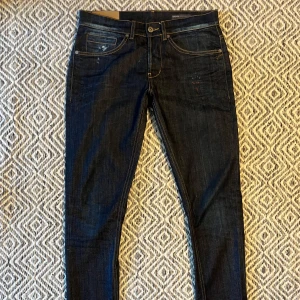 DONDUP GEORGE JEANS - Tjena! Säljer nu ett par tvär feta Dondup jeans! | Skick 9/10 Mycket bra! | Midja: 41.5cm | Längd: 106cm | Nypris ca 3500kr | Mitt pris 799kr | Kom gärna pm vid frågor eller funderingar | Postas eller möts upp i Gävle!