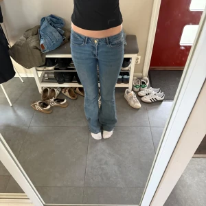 Blå bootcut jeans från Vero Moda - Säljer ett par klassiska blå bootcut jeans med låg midja. Skit snygga i storlek S/34 står det på lappen. 