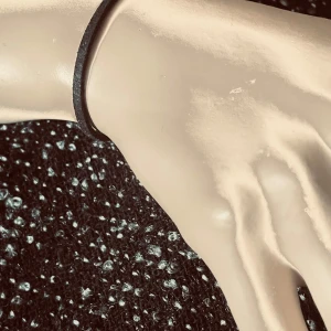 By prisförslag- Svart enkelt armband i mocka - Säljer ett stilrent svart armband i mocka. Perfekt för dig som gillar minimalistiska accessoarer och vill ha något diskret men snyggt på handleden.