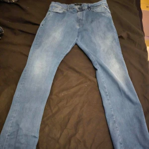 Blå Replay jeans MICKYM - Säljer ett par blå Replay jeans, modell MICKYM, med slim tapered fit. Klassisk femficksdesign och snygga söm-detaljer på bakfickorna. Perfekta för dig som gillar en smalare passform och stilren look. TVEKA INTE ATT PRUTA!