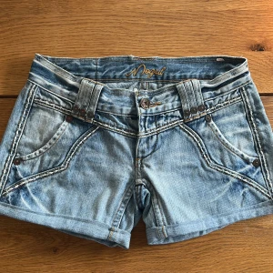 Lågmidjade jeansshorts - Snygga blå jeansshorts från Mogul. Skulle säga storleken är xs. Midjemåtten är 37 tvärs över kontakta vid frågor och funderingar☺️
