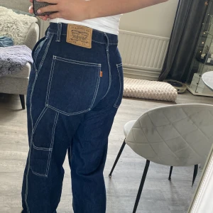 Mörkblå jeans från Levis  - Snygga mörkblå jeans med vita kontrastsömmar och praktiska fickor. 💙