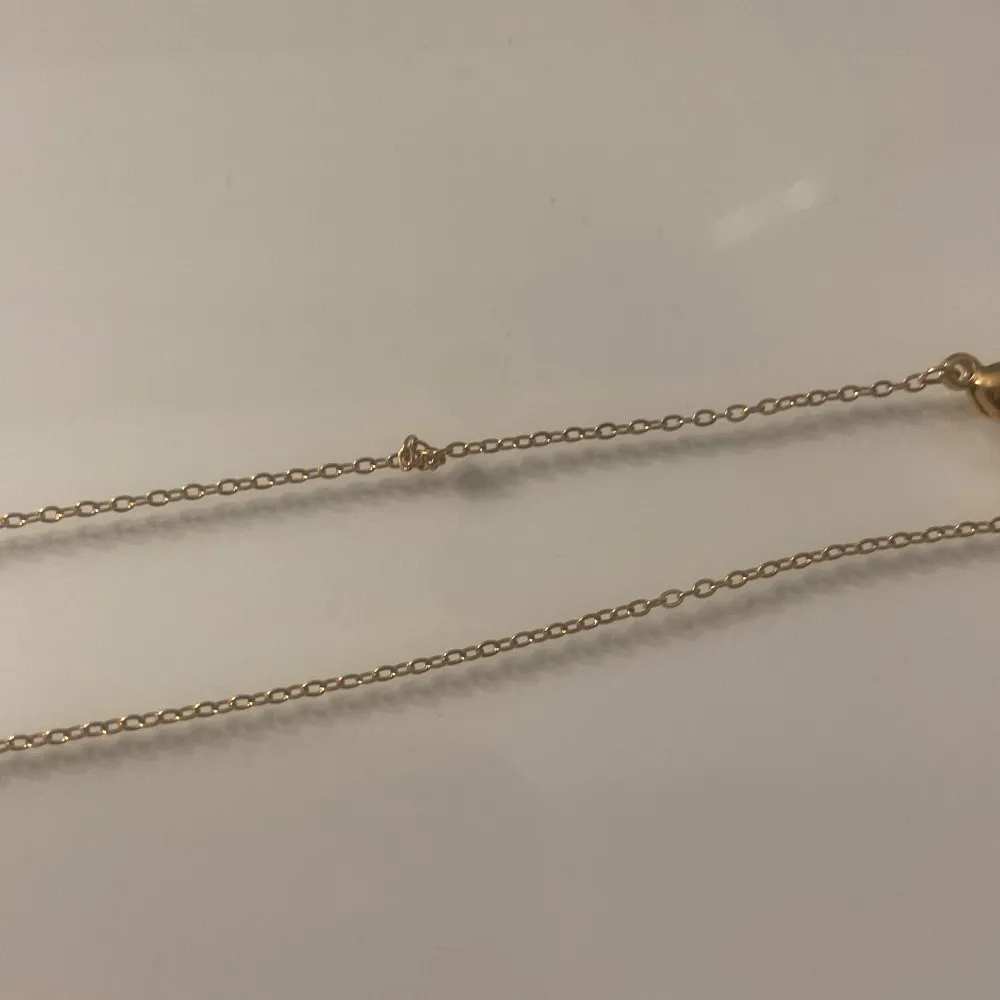 Elegant halsband i guld med en stilren cirkelberlock från Edblad💞Kedjan är tunn och smidig, vilket ger ett minimalistiskt och elegant intryck. Kedjan har en liten knut, syns knappast💕Pris kan diskuteras!! Har tyvärr inte lådan till halsbandet, då jag råkade slänga den när jag städade rummet. Säljer då jag inte använder guld längre.. Asusteet.