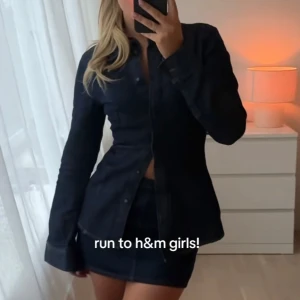 Jeans-set H&M - Säljer detta jeansset tilsammans. Inte var för sig. Figursydd jeansskjorta och kjol. Skjorta S. Kjol 36