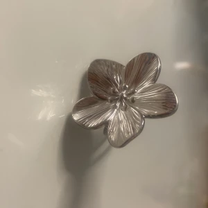 Silverfärgad blomformad ring - Elegant ring i form av en blomma med fem kronblad i silverfärg. Perfekt för att ge en stilren och naturlig touch till din outfit. Köpt på marknad i Spanien💞🌸