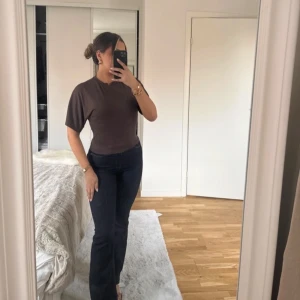 Brun topp - Super fin brun  topp från lager 157, som sitter tajt i midjan och har vida/breda armar. Perfekt till vardags eller klä upp till en middag eller liknande! Storleken är xs men passar s med!😍🧸