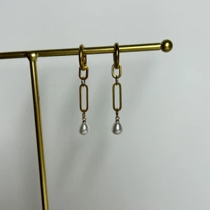 Örhängen med pärla Stockholmsstil  - Handgjorda örhängen. Allt i rostfritt stål förutom pärlan. Fast pris satt efter materialkostnader och tillverkning. Köp gärna via köp nu. Kvar tills markerad såld.. 