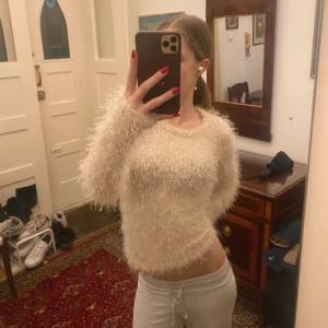  Fluffig stickad tröja från Arket - Supermjuk och fluffig beige/vit stickad tröja med lång ärm och rund hals. 