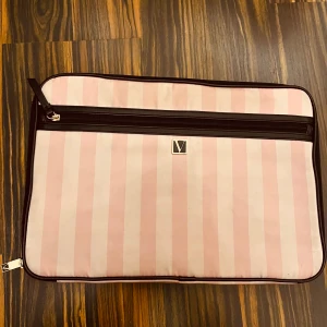 Victoria’s Secret datorfodral - Ett jättefint Victoria’s secret datorfodral / laptop case. Går inte att köpa online, köpte i VS-butik i Spanien. Nypris var 850kr. Fodralet är stort med mycket utrymme och flera olika fickor som skyddar datorn bra.  Bredd: 37,5cm Höjd: 25,5cm  Det finns ett liiiitet hål på sista bilden men det syns knappt. Kan sänka priset!🩷